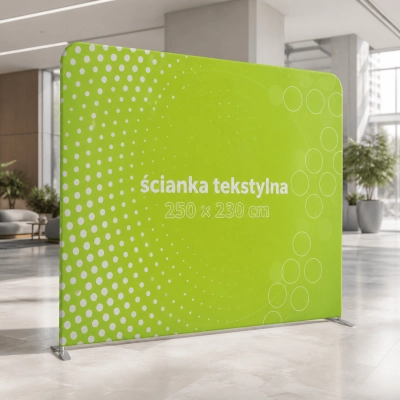 Ścianka tekstylna EU 250 × 230 cm ustawiona we wnętrzu